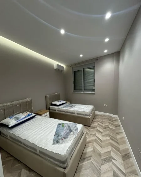 Tirane, jepet me qera apartament 2+1+Ballkon Kati 7, 120 m² 1.200 € (QENDER)