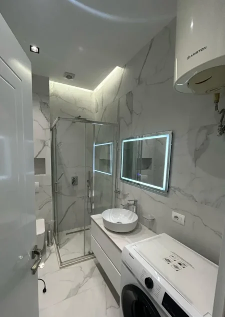 Tirane, jepet me qera apartament 2+1+Ballkon Kati 7, 120 m² 1.200 € (QENDER)