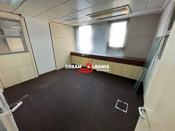Tirane, jepet me qera zyre Kati 0, 285 m² 6.270 € (ne Rrugen e Kavajes)