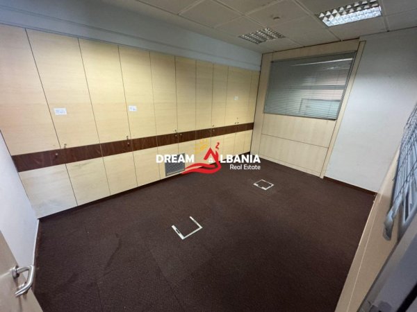 Tirane, jepet me qera zyre Kati 0, 285 m² 6.270 € (ne Rrugen e Kavajes)