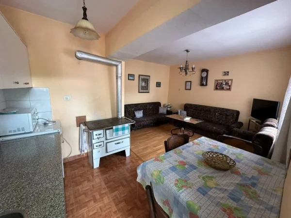 Pogradec, shitet apartament 2+1+Ballkon , 74 m²