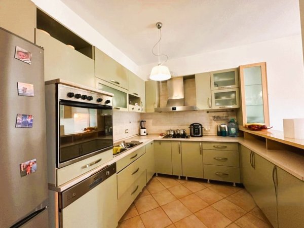 Tirane, jepet me qera apartament 2+1+Aneks+Ballkon Kati 3, 100 m² 650 € 