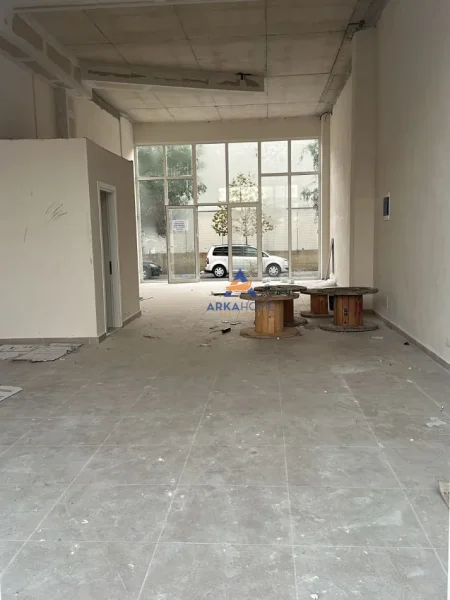 Tirane, jepet me qera ambjent biznesi Kati 0, 92 m² 1.700 € (PRANE KOMPLEKSIT UNIVERS CITY)