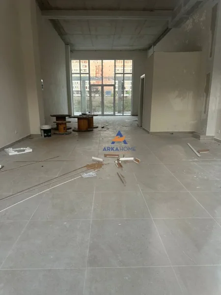 Tirane, jepet me qera ambjent biznesi Kati 0, 92 m² 1.700 € (PRANE KOMPLEKSIT UNIVERS CITY)
