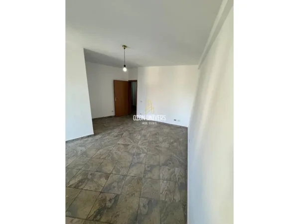 Tirane, shitet garsonier 1+1 Kati 3, 45 m² 110.000 € (Pazari i Ri)