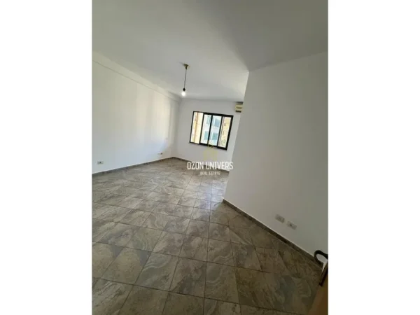 Tirane, shitet garsonier 1+1 Kati 3, 45 m² 110.000 € (Pazari i Ri)