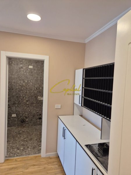 Tirane, jepet me qera apartament 2+1 Kati 2, 130 m² 2.200 € (LIQENI ARTIFICIAL)