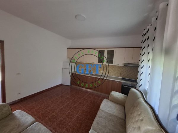 Durres, jepet me qera Kati i Tretë i një Shtëpie Private  250 € (Spitalle)