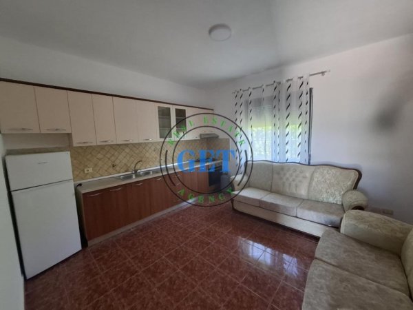 Durres, jepet me qera Kati i Tretë i një Shtëpie Private  250 € (Spitalle)