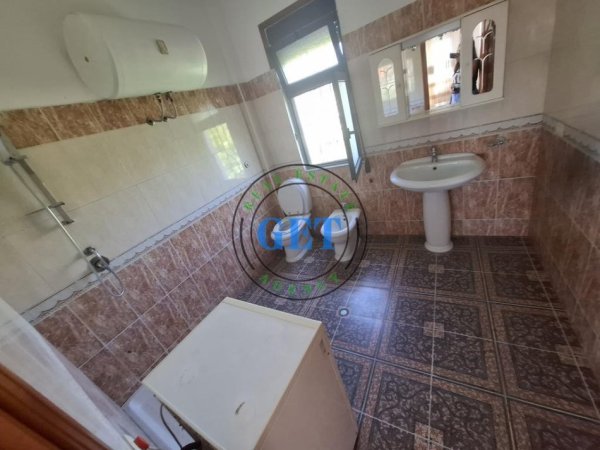 Durres, jepet me qera Kati i Tretë i një Shtëpie Private  250 € (Spitalle)