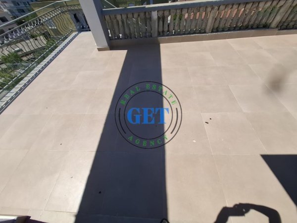 Durres, jepet me qera Kati i Tretë i një Shtëpie Private  250 € (Spitalle)