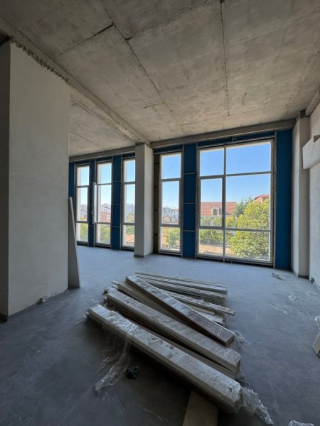 Tirane, jepet me qera ambjent biznesi Kati 2, 550 m² 3.000 € (stacioni i trenit)
