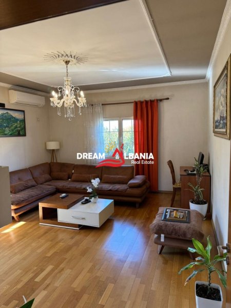 Tirane, jepet me qera apartament 3+1+Ballkon Kati 2, 200 m² 500 € (, Ura Institutit)