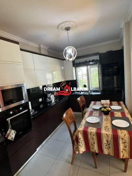 Tirane, jepet me qera apartament 3+1+Ballkon Kati 2, 200 m² 500 € (, Ura Institutit)