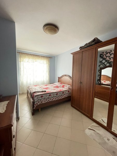 Tirane, jepet me qera apartament 1+1+Ballkon Kati 4, 67 m² 360 € (restorant qesaraka)