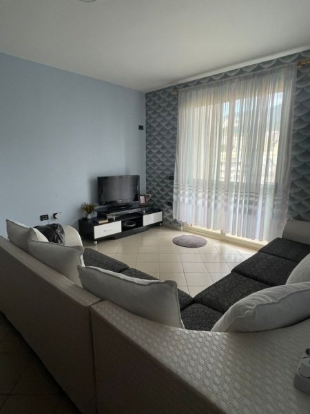 Tirane, jepet me qera apartament 1+1+Ballkon Kati 4, 67 m² 360 € (restorant qesaraka)