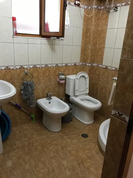 Tirane, jepet me qera apartament 2+1+Ballkon Kati 1, 80 m² 410 € (rruga idriz dollaku)