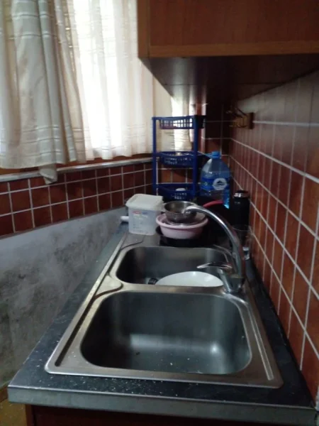 Tirane, jepet me qera apartament 2+1+Ballkon Kati 1, 80 m² 410 € (rruga idriz dollaku)