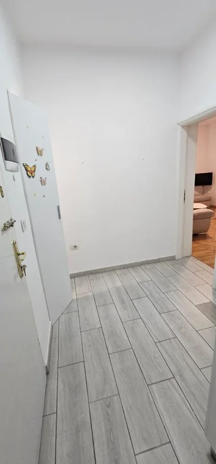 Tirane, jepet me qera apartament 1+1+Ballkon Kati 2, 70 m² 560 € (rr barrikada)