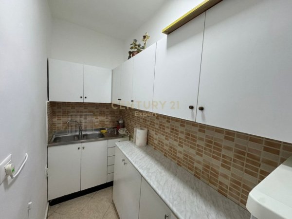 Tirane, jepet me qera apartament 2+1 Kati 5, 58 m² 550 € (Sheshi Willson)