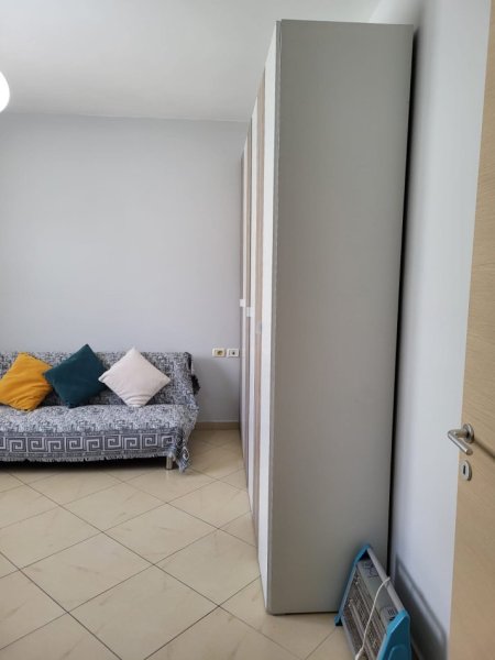 jepet me qera apartament 2+1 , 100 m² 600 € (Rruga selite)