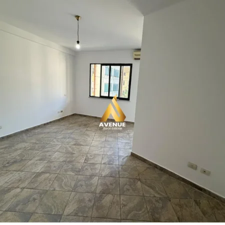 Tirane, shitet garsonier 1+1 Kati 3, 45 m² 110.000 € (pazari i ri)