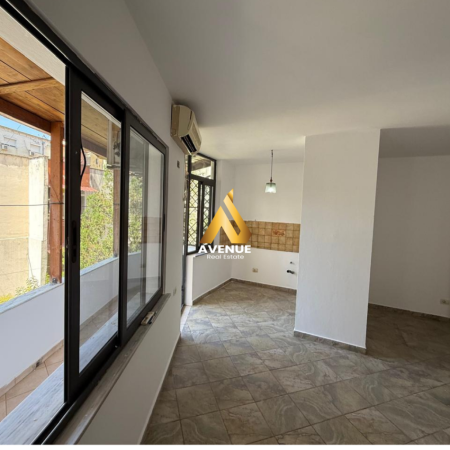 Tirane, shitet garsonier 1+1 Kati 3, 45 m² 110.000 € (pazari i ri)