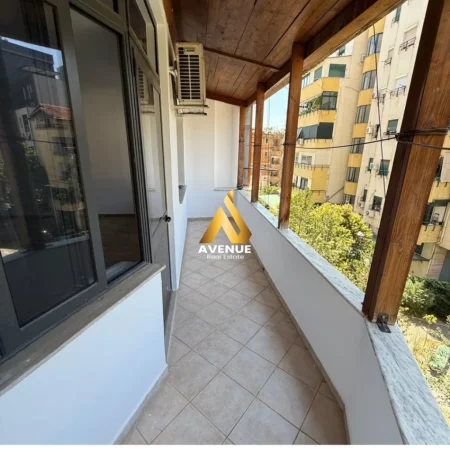 Tirane, shitet garsonier 1+1 Kati 3, 45 m² 110.000 € (pazari i ri)