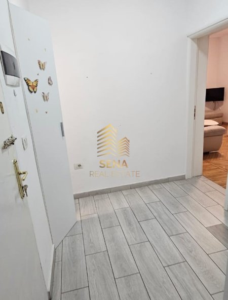 Tirane, jepet me qera apartament 1+1+Ballkon Kati 2, 60 m² 550 € (Rruga e Barrikadave)