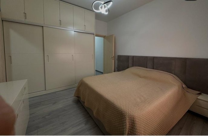 Tirane, jepet me qera apartament 2+1 Kati 4, 90 m² 700 € (Rruga peti)