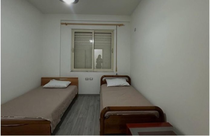 Tirane, jepet me qera apartament 2+1 Kati 4, 90 m² 700 € (Rruga peti)