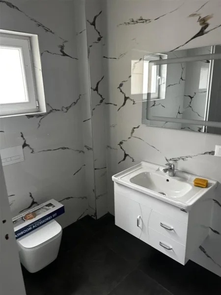 Tirane, jepet me qera apartament 3+1+Ballkon Kati 2, 120 m² 650 € (SELITE)