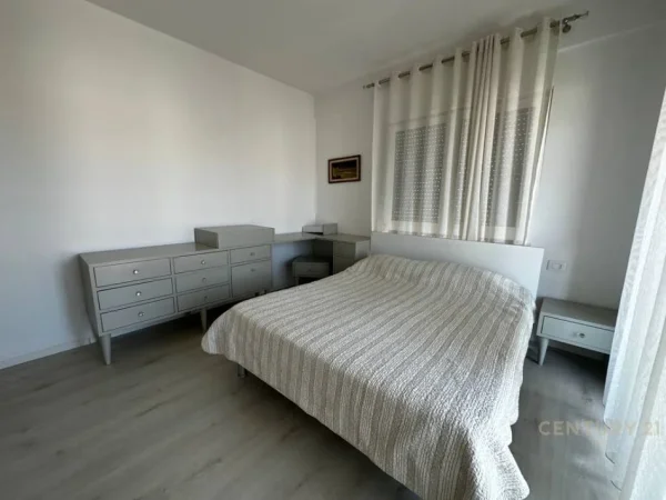 Tirane, jepet me qera apartament 2+1 Kati 7, 98 m² 750 € (Xhamlliku)