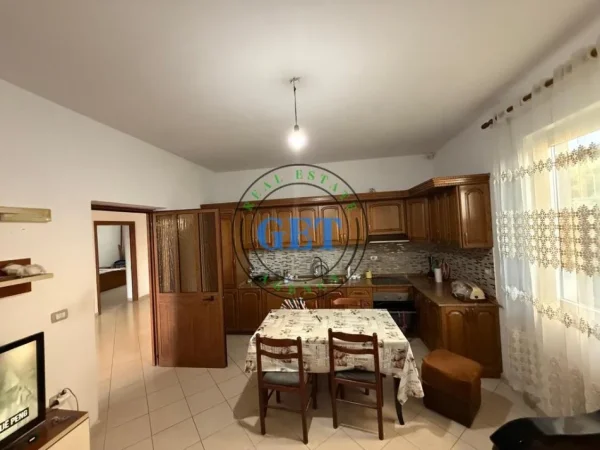 Durres, jepet me qera apartament Kati 1, 130 m² 300 €