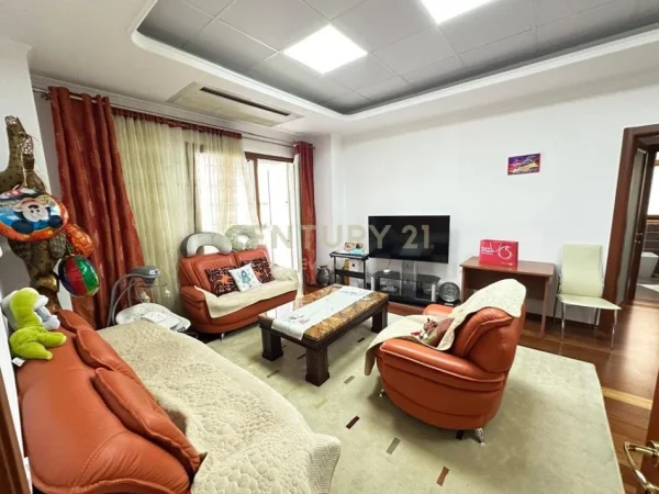 Tirane, jepet me qera apartament 2+1 Kati 2, 144 m² 1.200 € (Rruga e Bogdaneve)