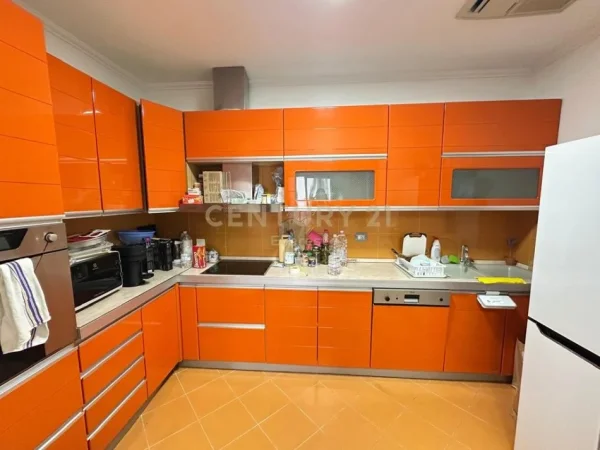 Tirane, jepet me qera apartament 2+1 Kati 2, 144 m² 1.200 € (Rruga e Bogdaneve)