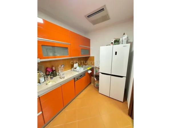Tirane, jepet me qera apartament 2+1 Kati 2, 144 m² 1.200 € (Rruga e Bogdaneve)
