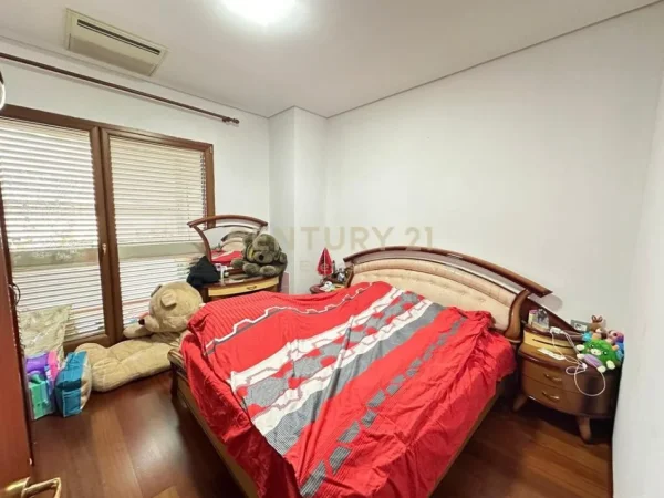 Tirane, jepet me qera apartament 2+1 Kati 2, 144 m² 1.200 € (Rruga e Bogdaneve)