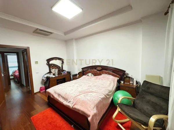 Tirane, jepet me qera apartament 2+1 Kati 2, 144 m² 1.200 € (Rruga e Bogdaneve)