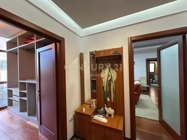 Tirane, jepet me qera apartament 2+1 Kati 2, 144 m² 1.200 € (Rruga e Bogdaneve)