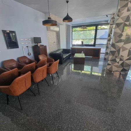 Tirane, jepet me qera zyre Kati 1, 90 m² 600 € (MINE PEZA)