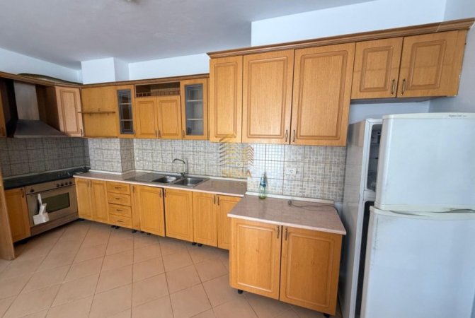 Tirane, jepet me qera apartament 2+1+Ballkon Kati 6, 105 m² 400 € (Prane Restorant Fresku)