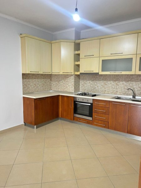 Tirane, jepet me qera 2+1+Ballkon ,