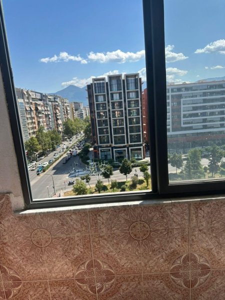 Tirane, jepet me qera apartament 1+1 Kati 7, 60 m² 350 € (pallati me shigjeta)