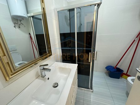 Tirane, jepet me qera apartament 2+1+Ballkon Kati 6, 117 m² 700 € 