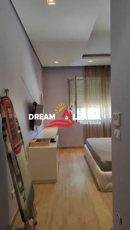 Tirane, jepet me qera apartament 3+1 Kati 1, 138 m² 900 € (Bulevardi Zogu I, prane Stacionit Trenit)