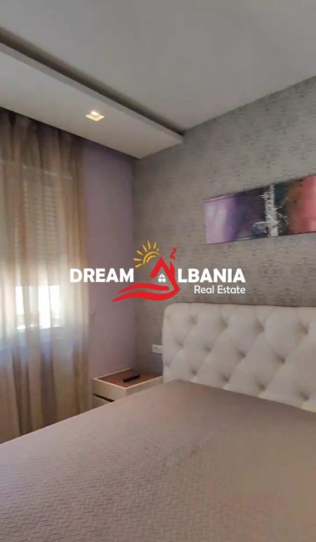 Tirane, jepet me qera apartament 3+1 Kati 1, 138 m² 900 € (Bulevardi Zogu I, prane Stacionit Trenit)