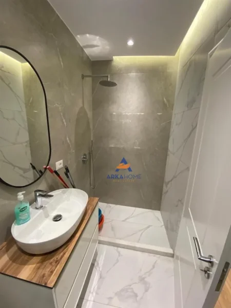 Tirane, jepet me qera apartament 1+1+Ballkon Kati 4, 60 m² 550 € (ISH FUSHA E AVICAIONIT)
