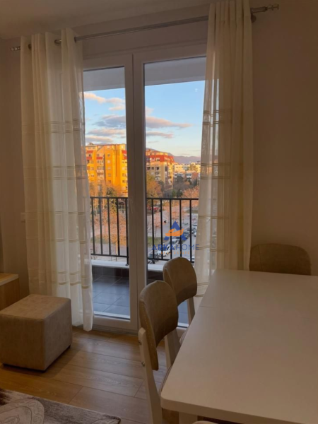 Tirane, jepet me qera apartament 1+1+Ballkon Kati 4, 60 m² 550 € (ISH FUSHA E AVICAIONIT)