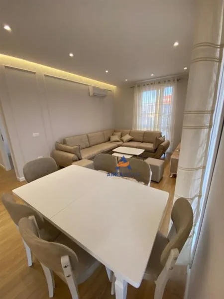 Tirane, jepet me qera apartament 1+1+Ballkon Kati 4, 60 m² 550 € (ISH FUSHA E AVICAIONIT)